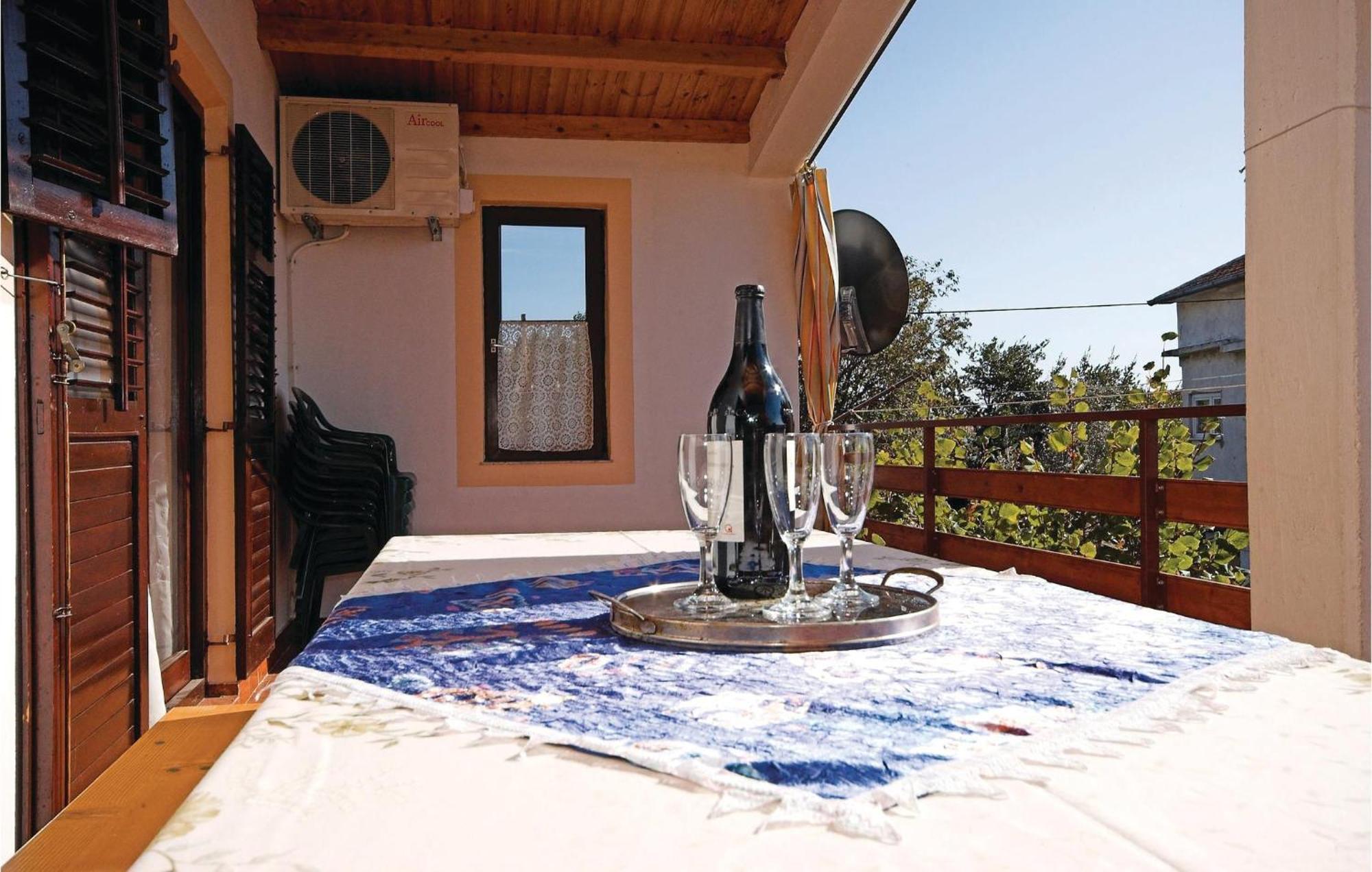 4 Bedroom Awesome Apartment In Starigrad Exterior foto